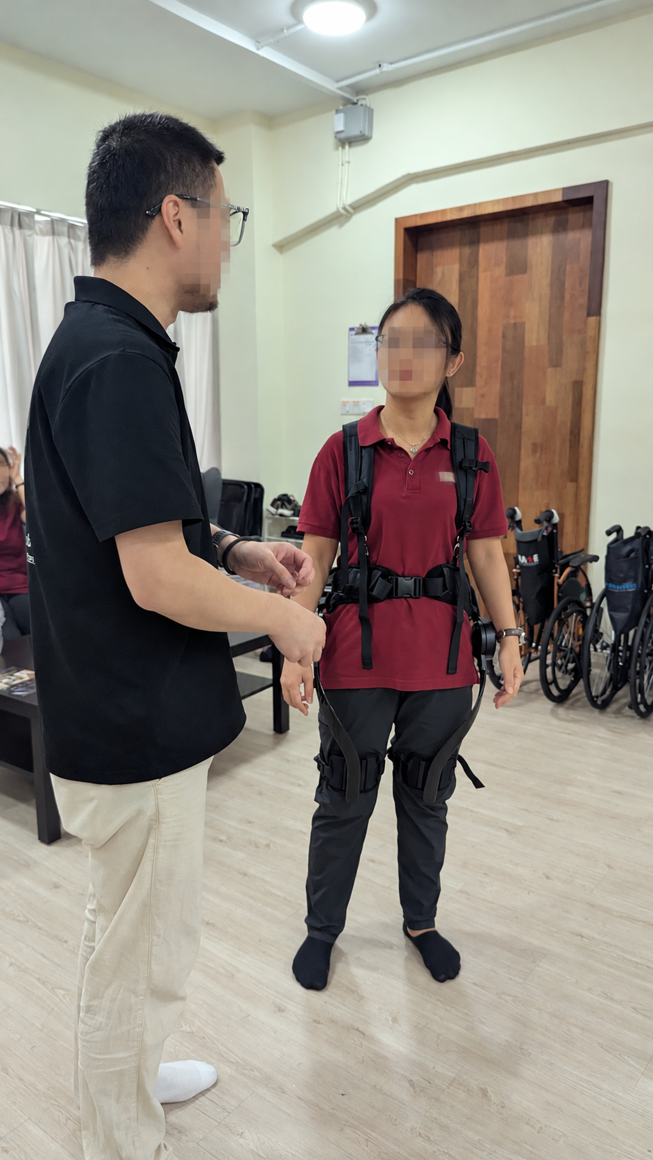 养老机构上门外骨骼体验现场,面部及机构标识已遮挡