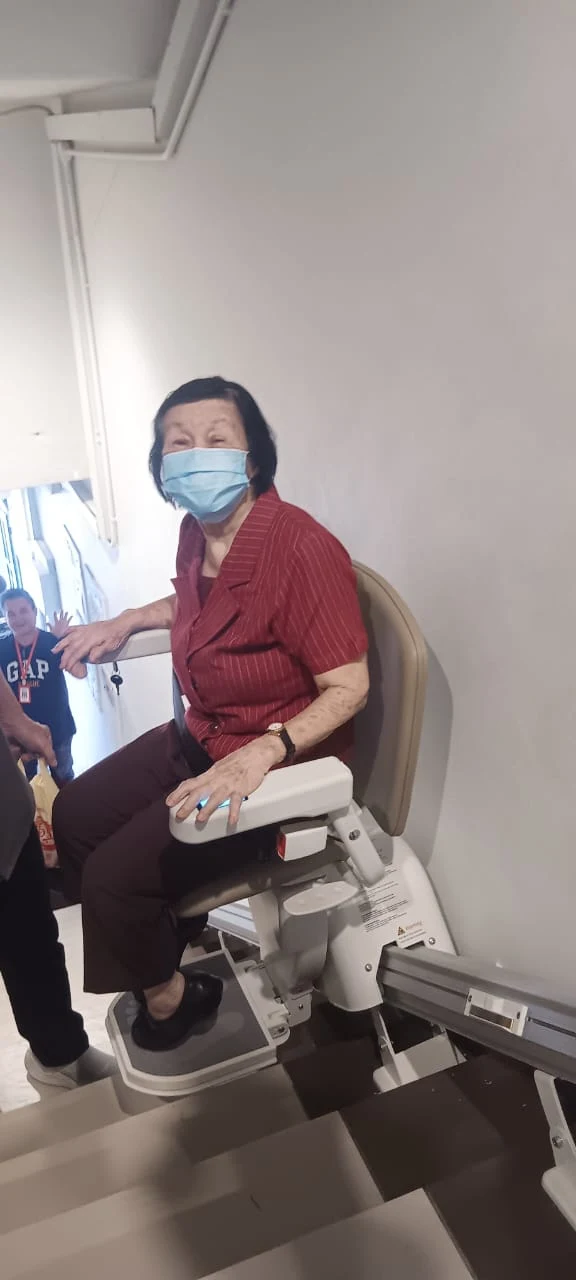 平恩堂直轨座椅电梯现场使用照片